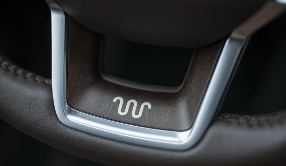 Logo trên vô lăng của Ford Explorer King Ranch 2021