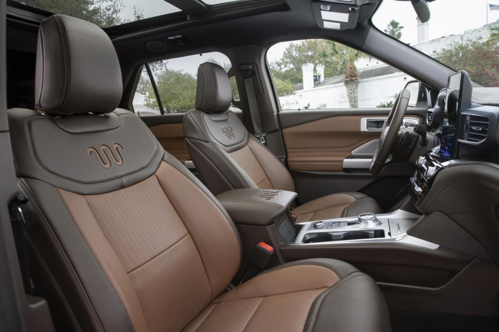Cụm điều khiển trung tâm cũng được bọc da của Ford Explorer King Ranch 2021