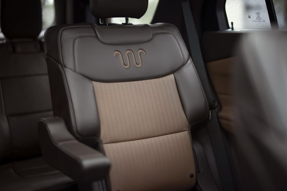 Logo trên ghế của Ford Explorer King Ranch 2021