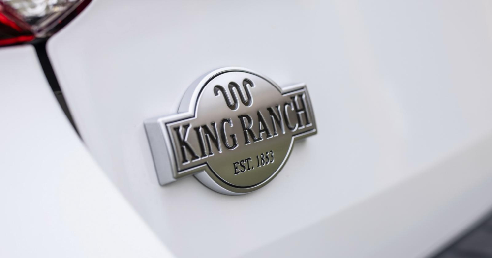 Tem chữ nổi của Ford Explorer King Ranch 2021