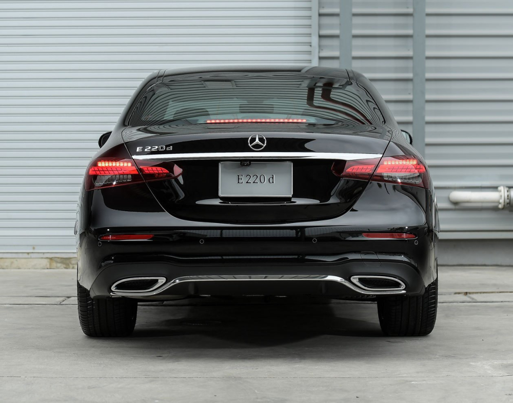 Mercedes-Benz E-Class 2021 với gói AMG Line sẽ có thêm nẹp mạ crôm giữa 2 ống xả