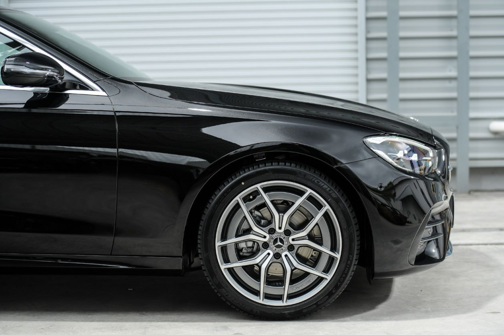 Mercedes-Benz E 220 d AMG Sport 2021 dùng vành AMG 19 inch với 5 chấu kép