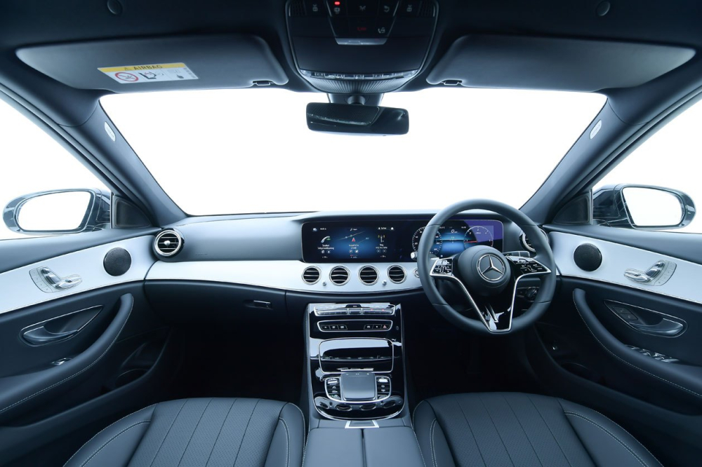 Nội thất bên trong Mercedes-Benz E 220 d AMG Sport 2021