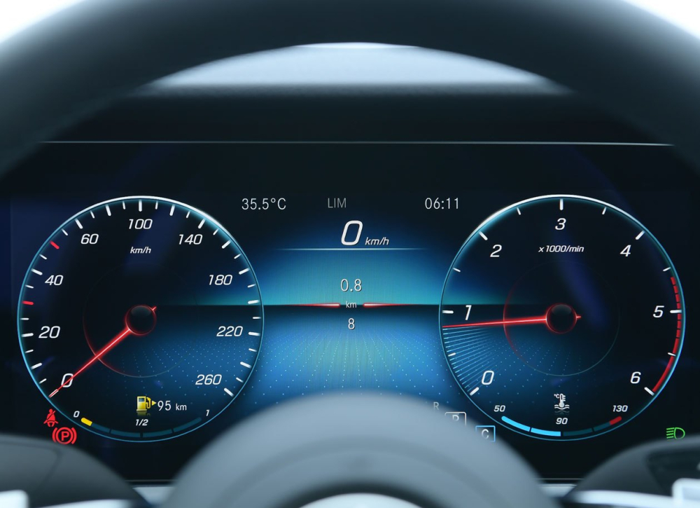 Mercedes-Benz E-Class 2021 tại Thái Lan được trang bị 2 màn hình 12,3 inch tiêu chuẩn