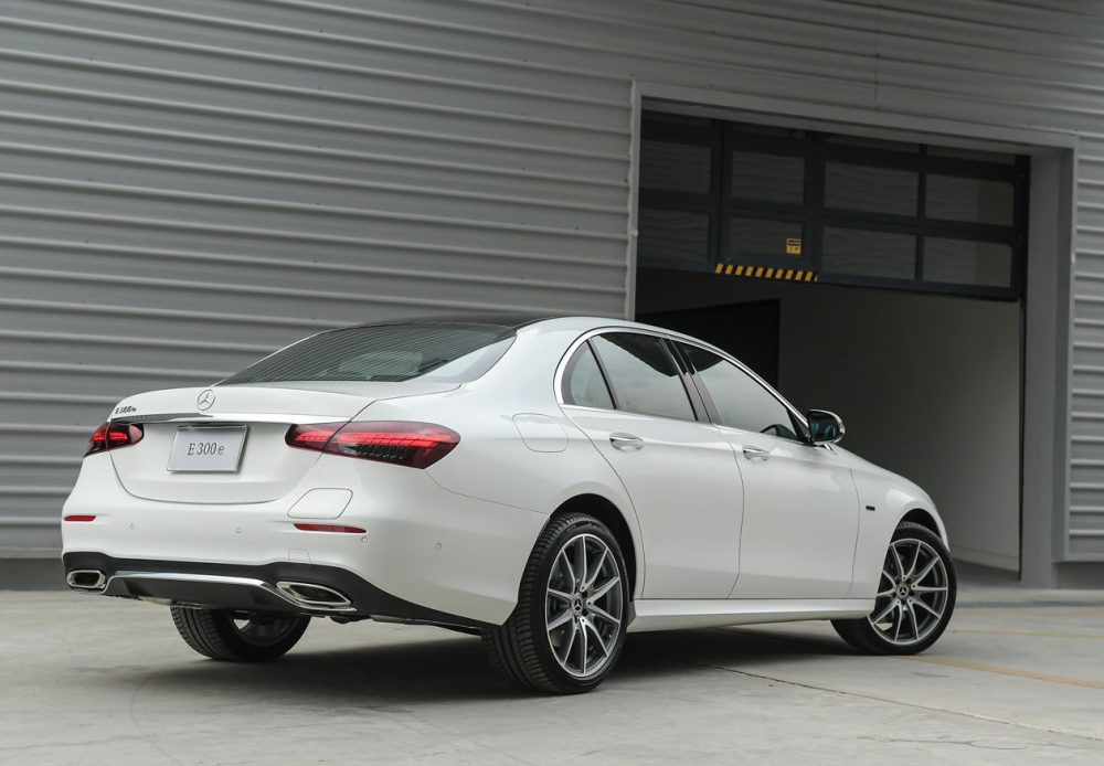 Mercedes-Benz E 300 e AMG Dynamic 2021 dùng vành AMG 19 inch với 10 chấu