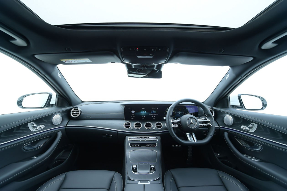 Nội thất bên trong Mercedes-Benz E 300 e AMG Dynamic 2021 với cửa sổ trời toàn cảnh