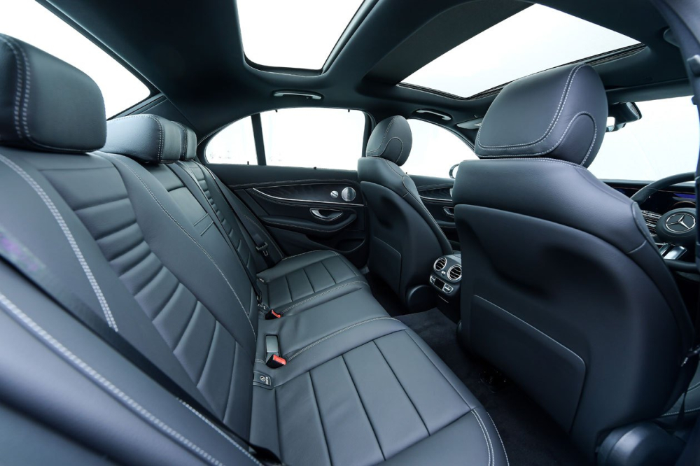 Nội thất của Mercedes-Benz E 300 e AMG Dynamic 2021 còn được bọc da toàn bộ
