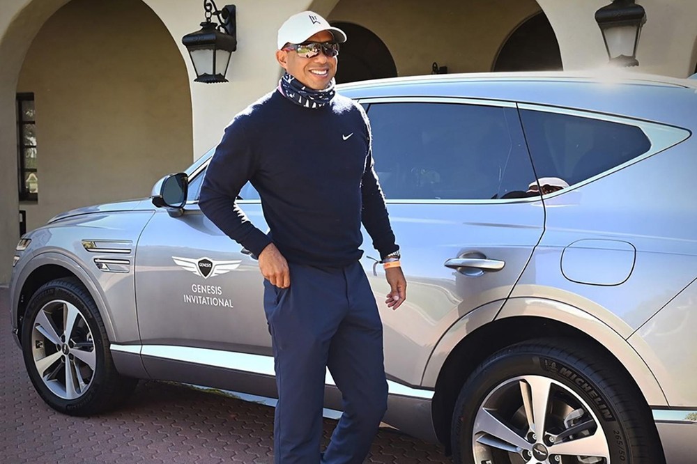Tiger Woods chụp ảnh cùng chiếc Genesis GV80 khi tham gia giải golf Genesis Invitational trước khi vụ tai nạn xảy ra
