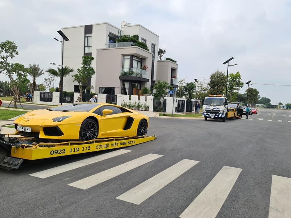 Những chiếc siêu xe và xe siêu sang được vận chuyển xuống Đồng Nai bằng xe chuyên dụng, trong đó có sự góp mặt của Lamborghini Aventador LP700-4 với màu vàng