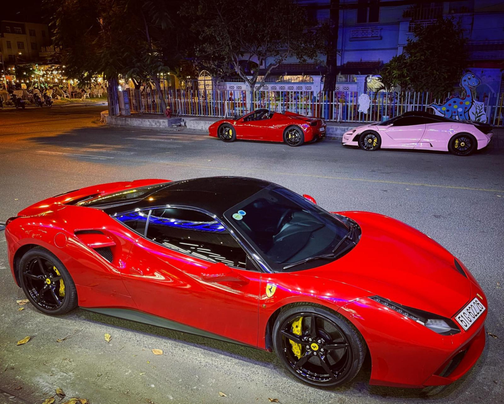 Đây là 1 trong 2 chiếc siêu xe mui trần Ferrari 458 Spider tại Việt Nam