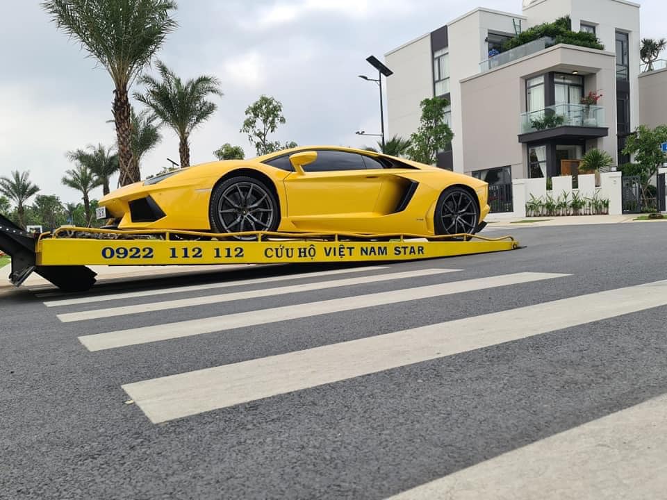 Chiếc siêu xe Lamborghini Aventador LP700-4 mới thay áo vàng