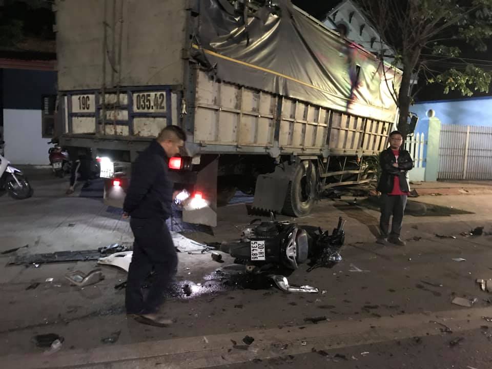 Xe m&aacute;y va chạm với xe tải