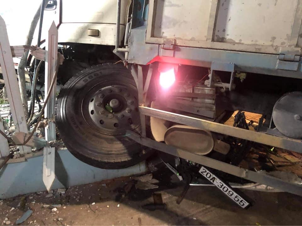 Chiếc xe tải hư hỏng nặng đầu xe