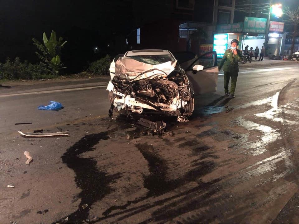 Phần đầu xe &ocirc; t&ocirc; n&aacute;t b&eacute;t