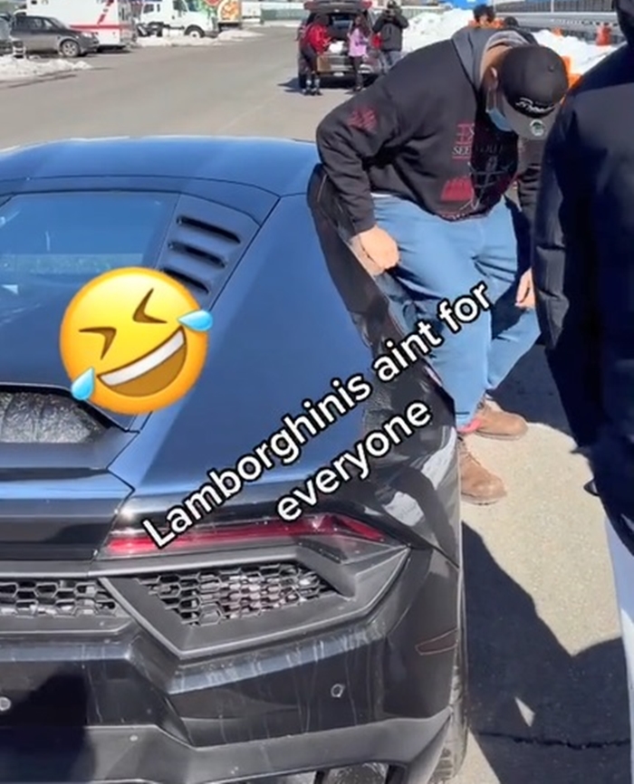 Rất tự tin khi được mời ngồi ghế phụ si&ecirc;u xe Lamborghini Huracan