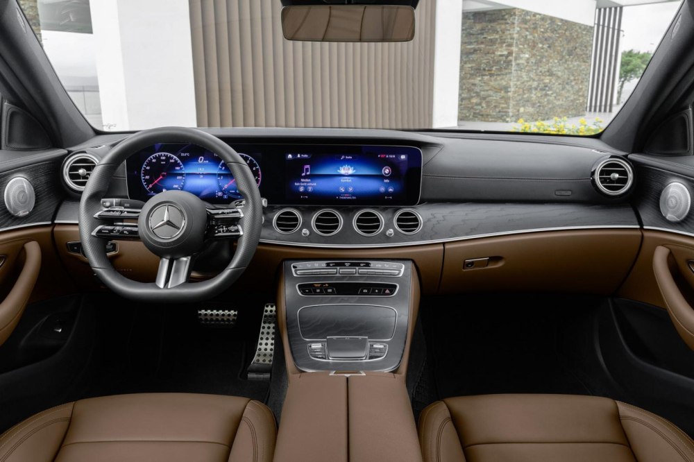 Tổng thể nội thất Mercedes-Benz E-Class 2021 tại thị trường quốc tế.