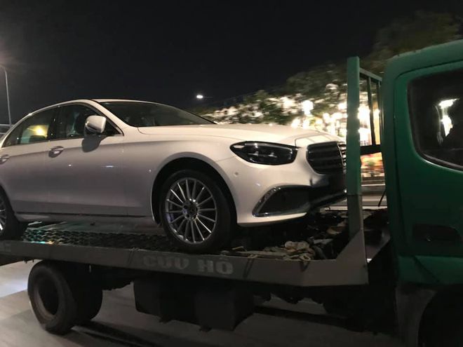 Mercedes-Benz E 200 Exclusive 2021 từng bị bắt gặp trên xe chuyên chở với mâm hợp kim 18 inch có thiết kế mới.