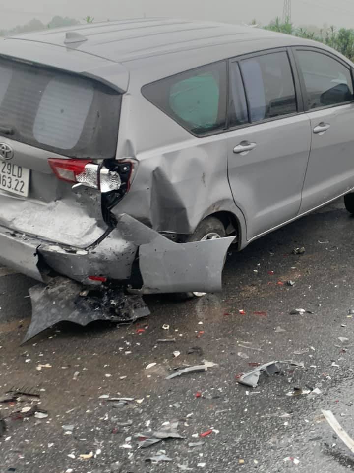Chiếc Toyota Innova m&agrave;u bạc bị hỏng đ&aacute;ng kể sau vụ tai nạn