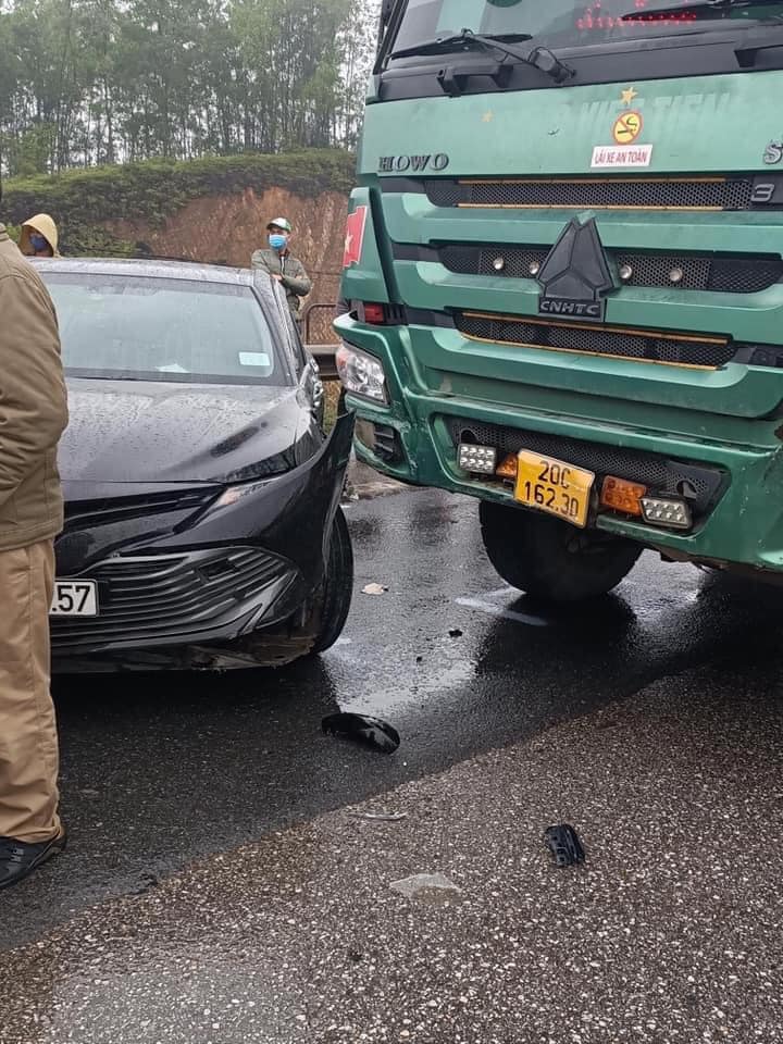 Cả hai chiếc ô tô đều bị hư hỏng trong vụ tai nạn