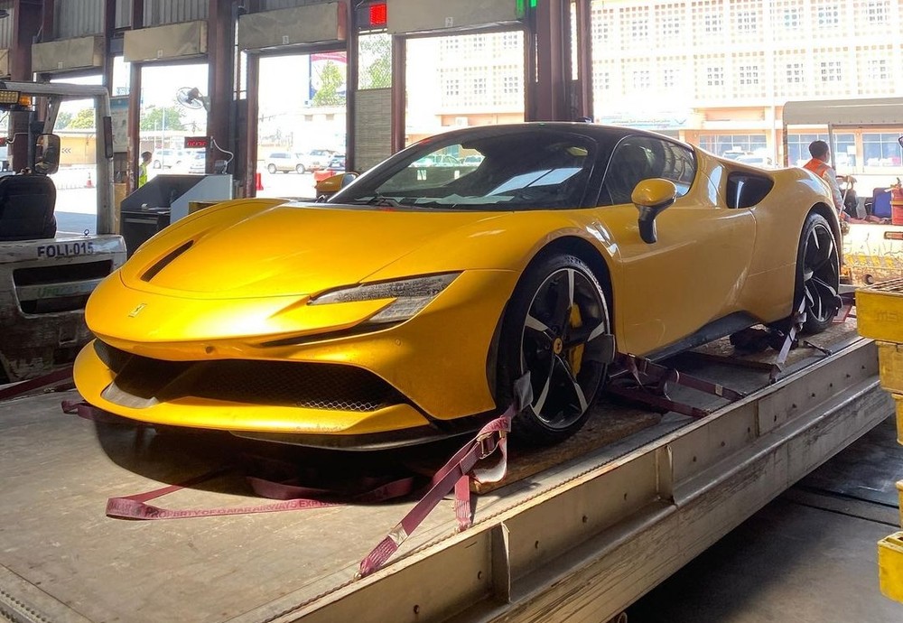 Hình ảnh chiếc siêu xe Ferrari SF90 Stradale lúc mới về đến Campuchia