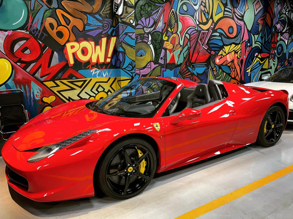 Ferrari 458 Spider sau khi được mở mui