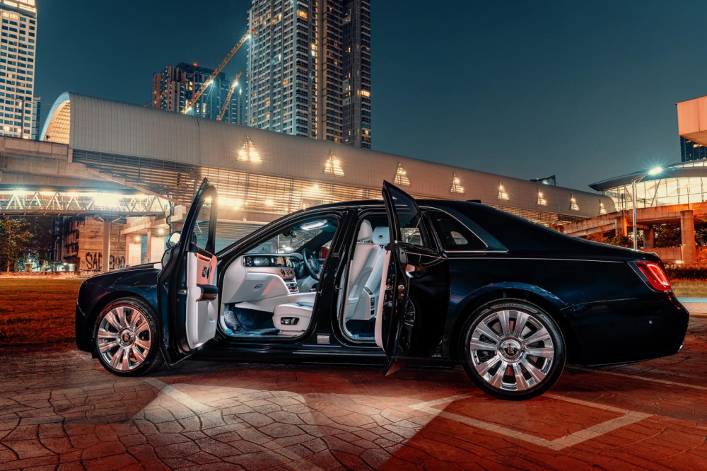 Rolls-Royce Ghost 2021 toả sáng về đêm ở Thái Lan