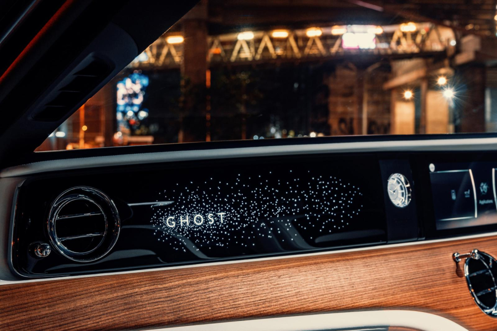 Llluminated Fascia trên Rolls-Royce Ghost 2021