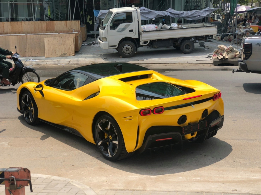 Còn đây là bức ảnh siêu xe Ferrari SF90 Stradale này lăn bánh trên đường phố Campuchia