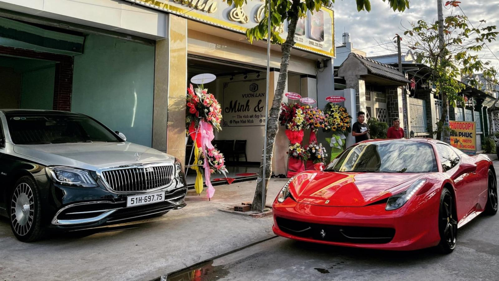 Siêu xe mui trần Ferrari 458 Spider cùng Mercedes-Maybach S-Class của người chơi lan đột biến Hóc Môn