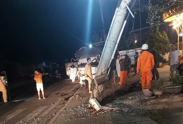 Trụ điện hư hỏng sau khi bị xe tải tông trúng
