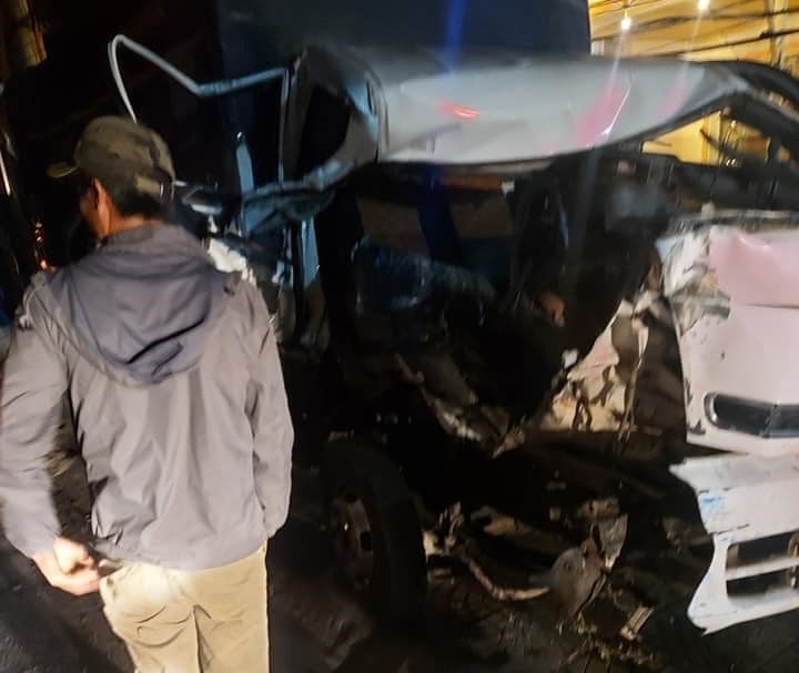 Chiếc xe tải nát bét đầu xe sau tai nạn