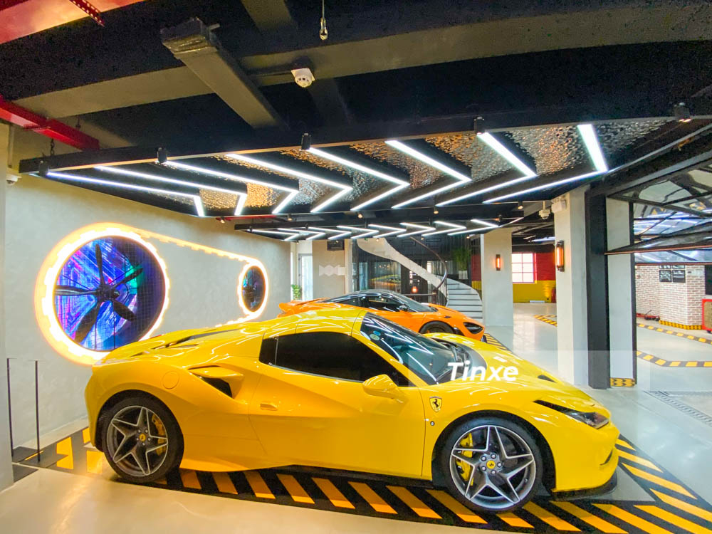 F8 Spider l&agrave; 1 trong 2 chiếc Ferrari đang c&oacute; mặt trong garage của doanh nh&acirc;n n&agrave;y