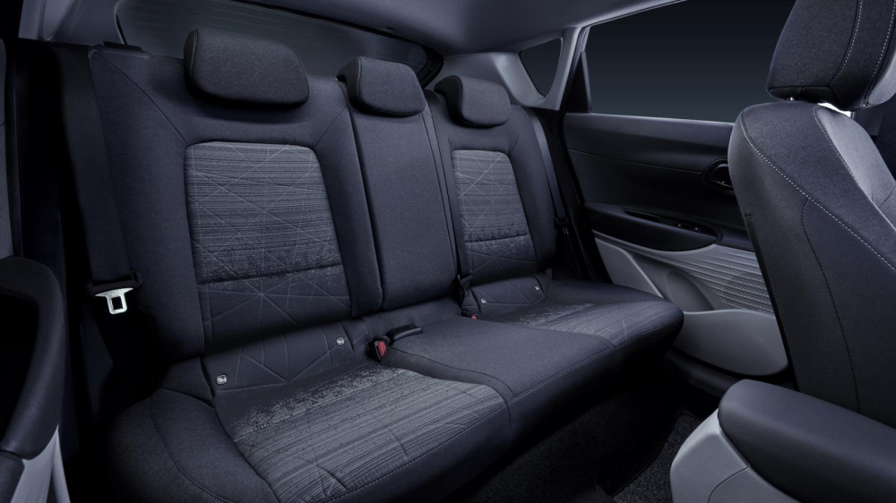 H&agrave;ng ghế sau của Hyundai Bayon 2021 c&oacute; khoảng duỗi ch&acirc;n 882 mm