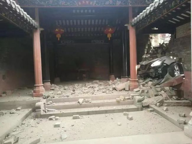 Gạch vỡ nằm vương vãi khắp nơi