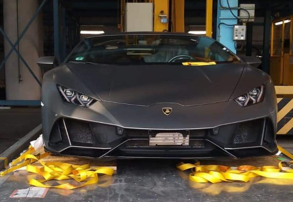 H&igrave;nh ảnh chiếc si&ecirc;u xe Lamborghini Huracan EVO qu&aacute; cảnh tại đất nước ch&acirc;u &Aacute; để chuẩn bị l&ecirc;n container về Việt Nam