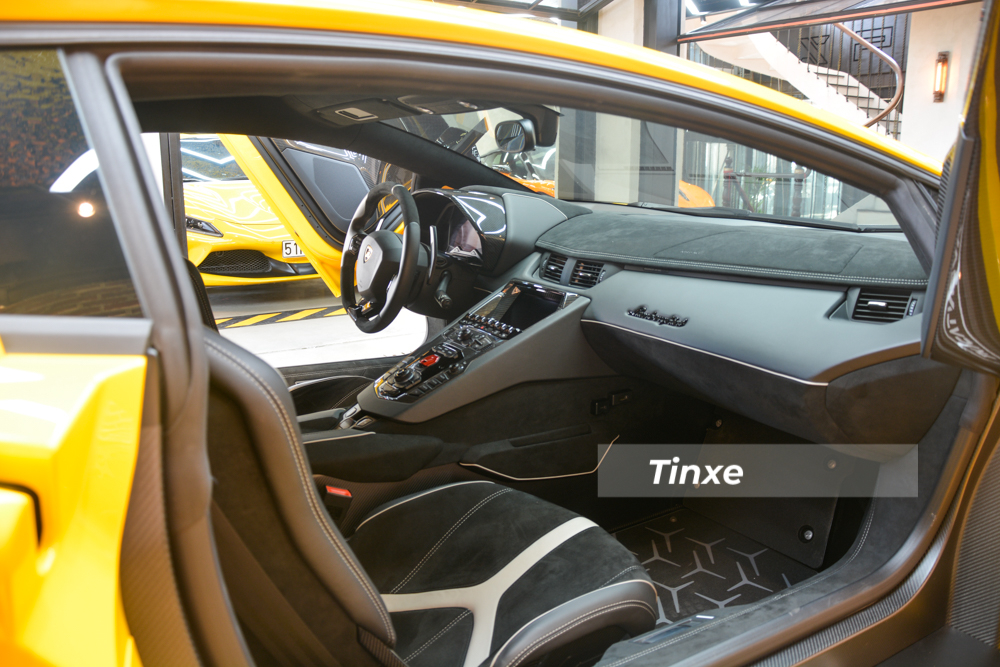 Khoang lái xe có một số thay đổi so với Lamborghini Aventador S Khoang lái xe có một số thay đổi so với Lamborghini Aventador S