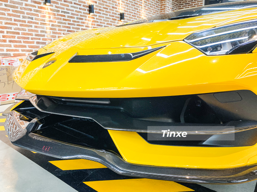 Thanh chia gió và cánh lướt gió phía trước của siêu xe Lamborghini Aventador SVJ nâng cấp lên carbon Thanh chia gió và cánh lướt gió phía trước của siêu xe Lamborghini Aventador SVJ nâng cấp lên carbon