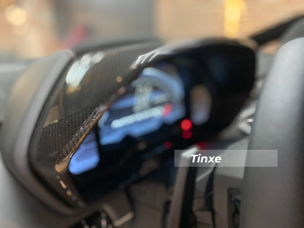 Ốp bảng đồng hồ carbon, mặt đồng hồ khác biệt hoàn toàn so với Aventador SV Ốp bảng đồng hồ carbon, mặt đồng hồ khác biệt hoàn toàn so với Aventador SV