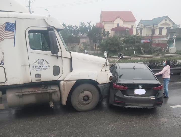 Hiện trường Hyundai Elantra do nữ lái bị xe container tông xoay ngang mặt đường