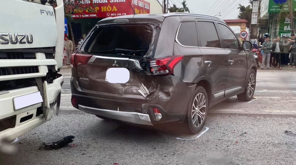Hiện trường vụ xe tải tông đuôi xe Mitsubishi Outlander trên QL1A ở Thanh Hoá