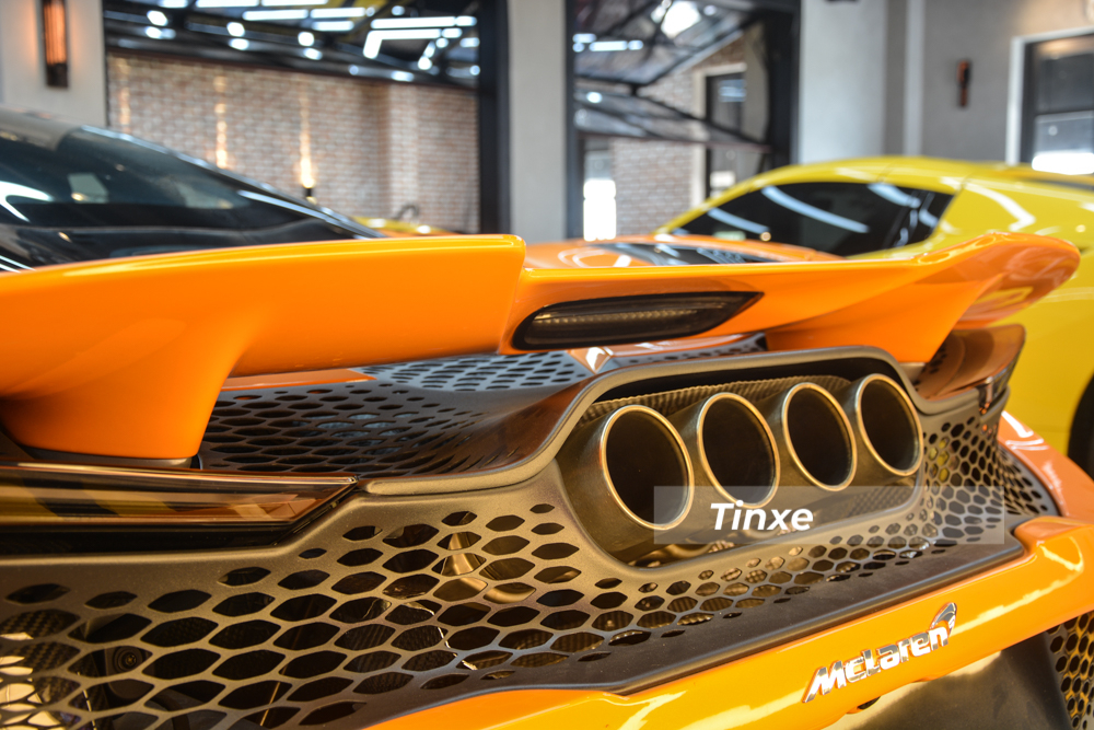 Hệ thống ống xả với 4 khẩu pháo tròn đặt cạnh nhau giúp cho thiết kế của McLaren 765LT khác biệt hoàn toàn so với các mẫu xe McLaren còn lại Hệ thống ống xả với 4 khẩu pháo tròn đặt cạnh nhau giúp cho thiết kế của McLaren 765LT khác biệt hoàn toàn so với các mẫu xe McLaren còn lại