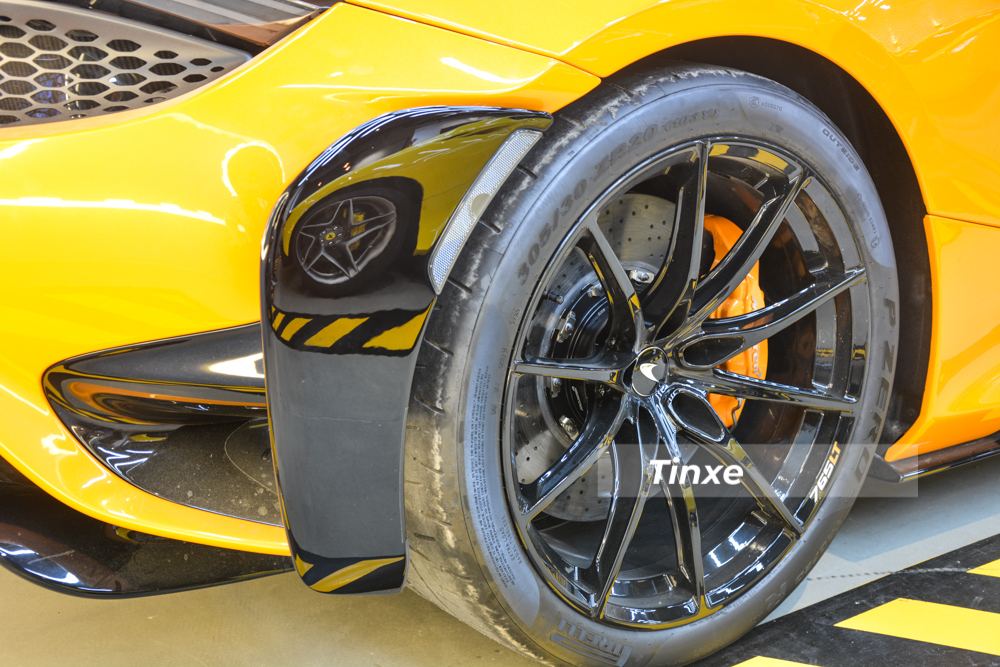 Bộ mâm 5 chấu kép của siêu xe McLaren 765LT được sơn màu đen kết hợp kẹp phanh cam. Trên viền mâm có khắc logo 765LT với 2 tông màu là trắng và cam Bộ mâm 5 chấu kép của siêu xe McLaren 765LT được sơn màu đen kết hợp kẹp phanh cam. Trên viền mâm có khắc logo 765LT với 2 tông màu là trắng và cam