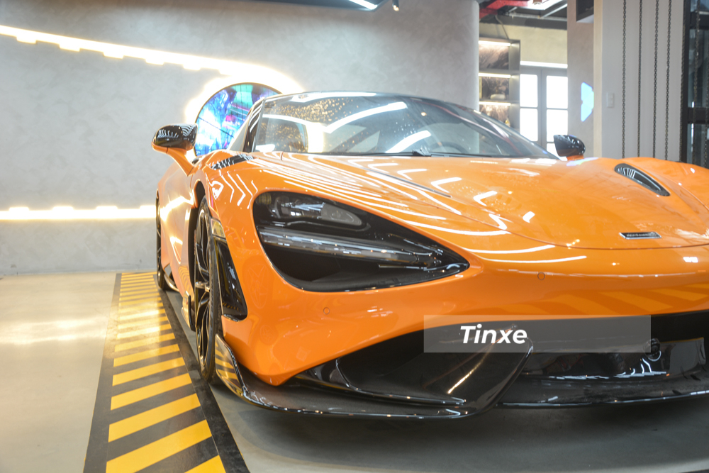 Cản va trước của siêu xe McLaren 765LT kéo dài sang 2 bên đầu xe Cản va trước của siêu xe McLaren 765LT kéo dài sang 2 bên đầu xe