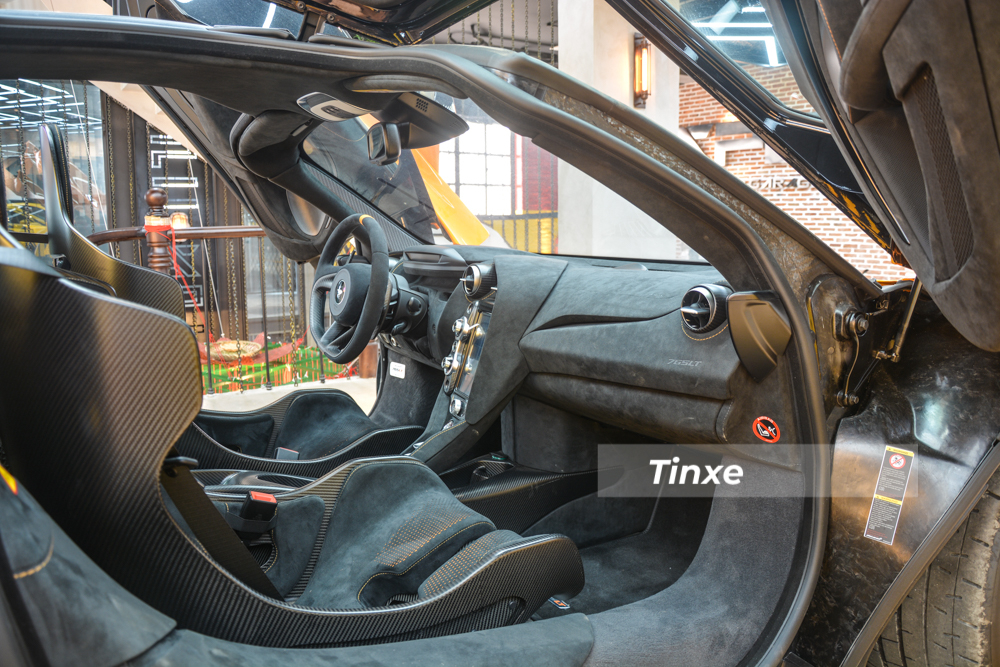 Nội thất xe sử dụng carbon và da Alcantara Nội thất xe sử dụng carbon và da Alcantara
