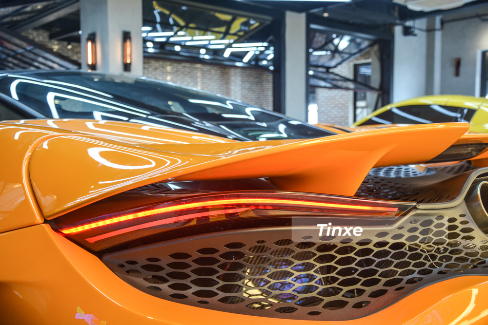 Thay đổi tiếp theo là việc McLaren 765LT có lưới tản nhiệt rộng hơn nhiều so với McLaren 765LT để tăng tính toả nhiệt cũng như cá tính của xe Thay đổi tiếp theo là việc McLaren 765LT có lưới tản nhiệt rộng hơn nhiều so với McLaren 765LT để tăng tính toả nhiệt cũng như cá tính của xe