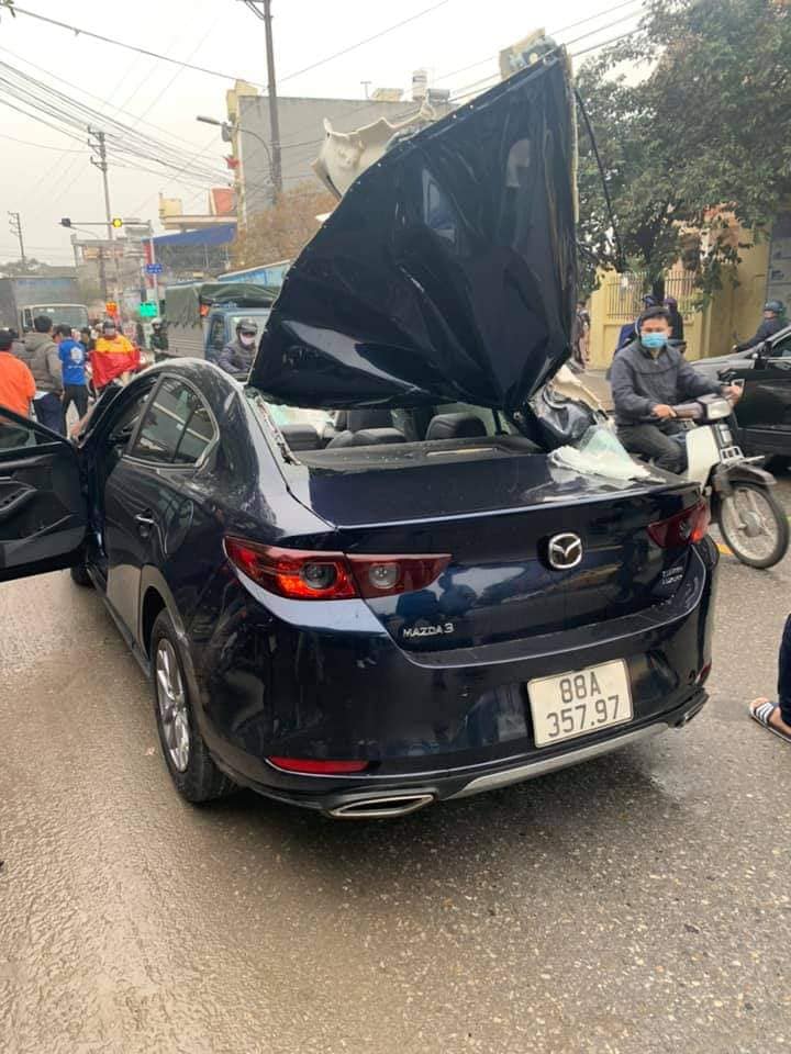 Phần n&oacute;c của chiếc &ocirc; t&ocirc; Mazda3 bị dồn về ph&iacute;a sau
