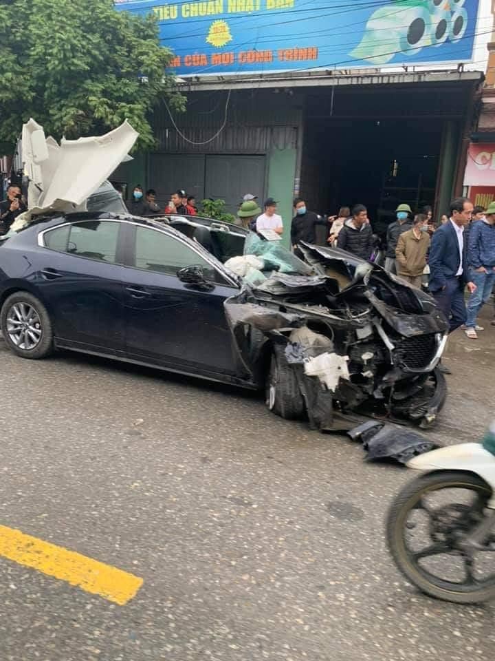Chiếc &ocirc; t&ocirc; Mazda3 bị hư hỏng nặng sau vụ tai nạn