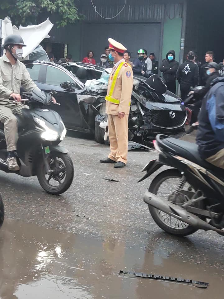 Lực lượng chức năng c&oacute; mặt tại hiện trường vụ tai nạn
