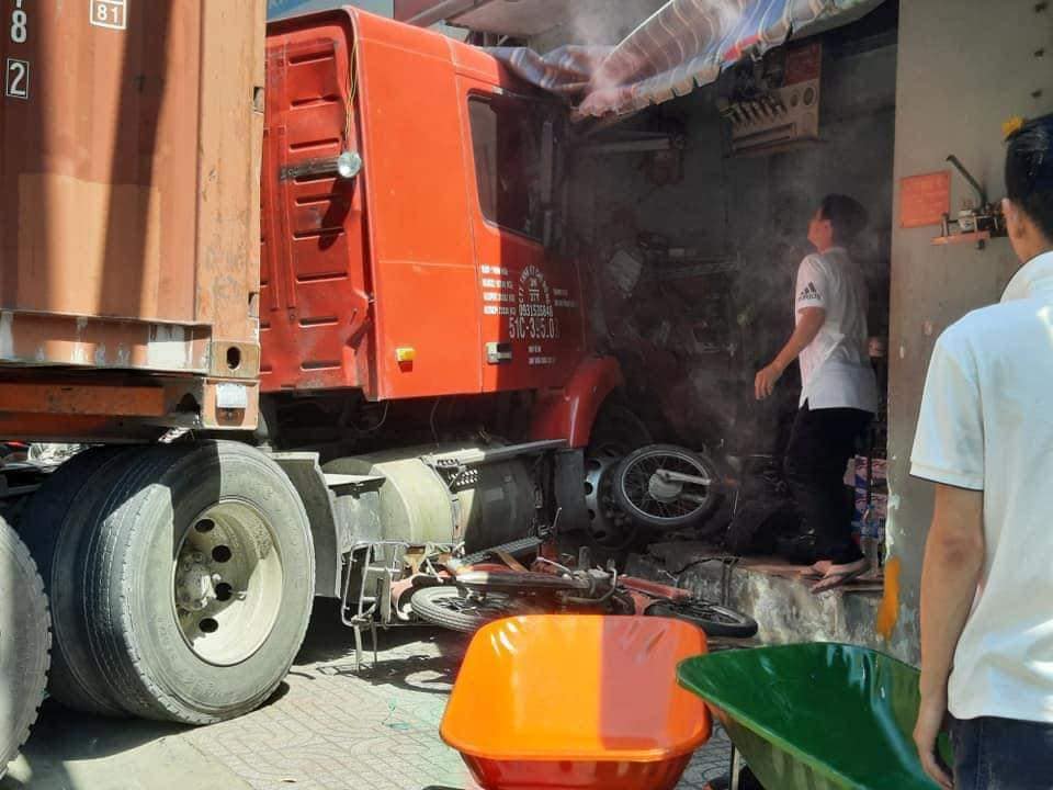 Cả chiếc xe container v&agrave; 3 chiếc xe m&aacute;y đều bị hư hỏng