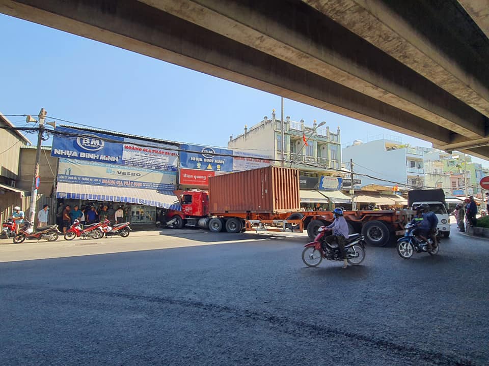 Vụ tai nạn xảy ra dưới gầm cầu Ph&uacute; Mỹ